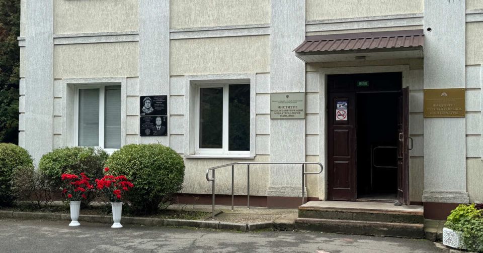 Мемориальную табличку в честь военкора "Известий" Федорчака открыли в Крыму