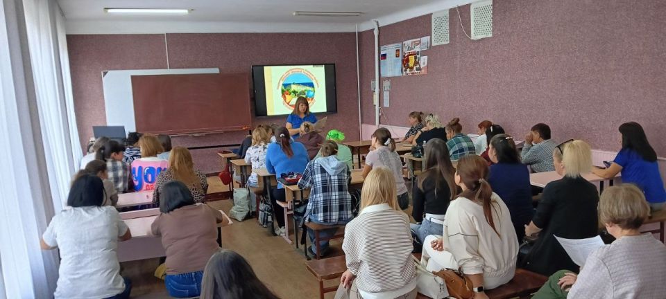 В Лутугинской средней школе №2 прошла Всероссийская просветительская эстафета "Мои финансы"