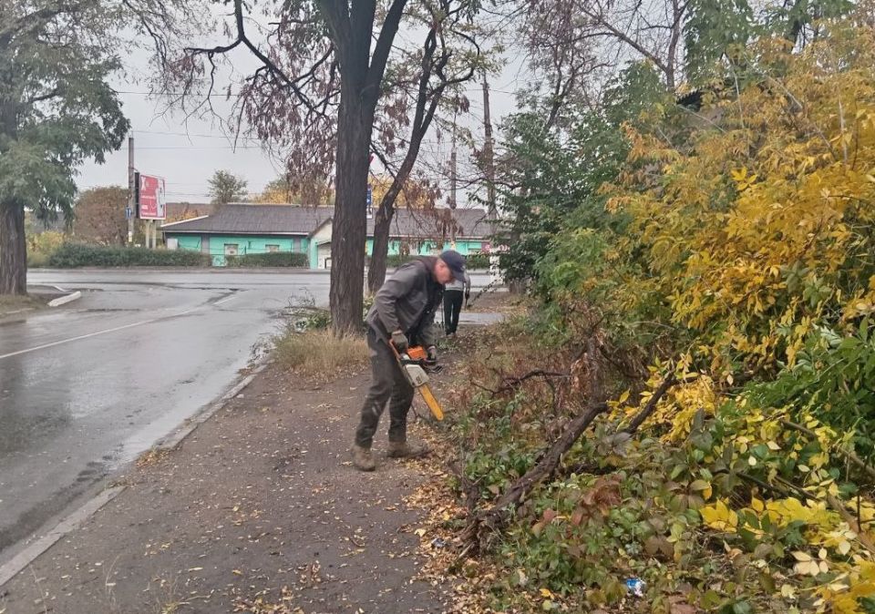 Коммунальные службы проводят работы на территории города
