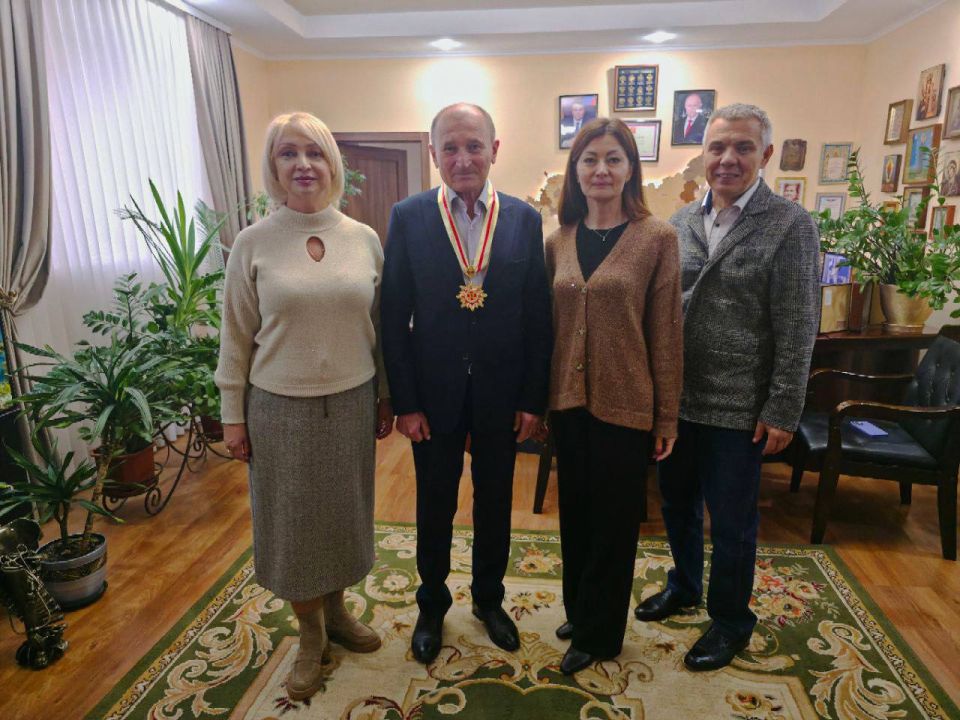 Наталия Пащенко: Заслуженное признание и проводы на пенсию: Министр здравоохранения ЛНР наградила Вячеслава Быкова