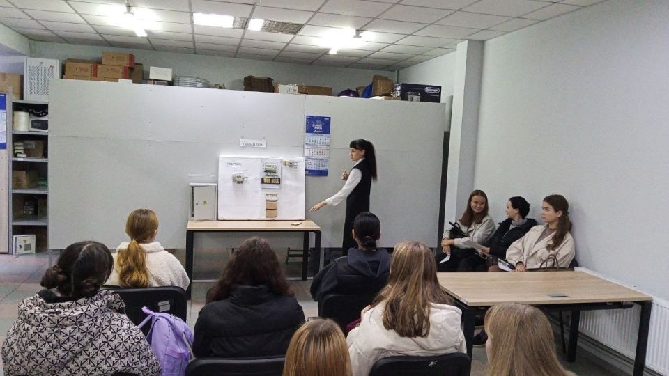 Ученики Ровеньковской гимназии им. Г.С. Шонина узнали о работе с клиентами в РЭС