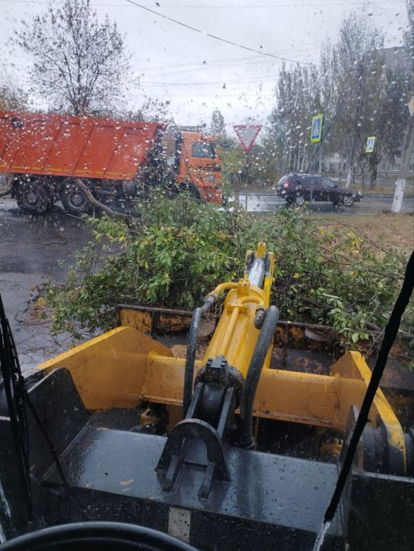 Коммунальные службы в действии: чистота и безопасность на улицах города!