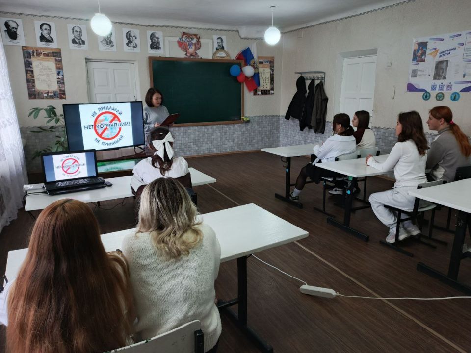 В рамках профилактической работы сотрудники Дома культуры организовали и провели для учащихся Чапаевского УВК им. В.А. Трушина важную и познавательную беседу на тему: «Что вы знаете о коррупции?»