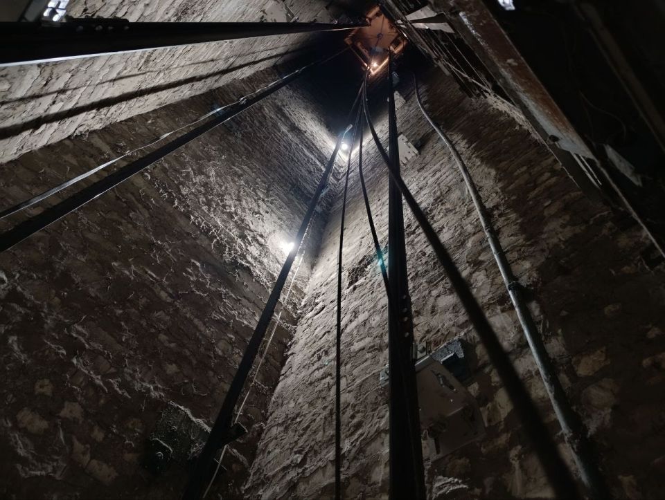 В Кировске в 3 домах устанавливают новые лифты