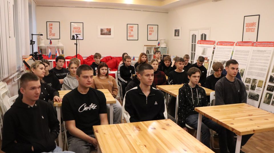 Сегодня студенты 2-го курса Ровеньковского технико-экономического колледжа узнали много нового о своей профессии на занятии «Шахтерский труд» в музее истории города Ровеньки