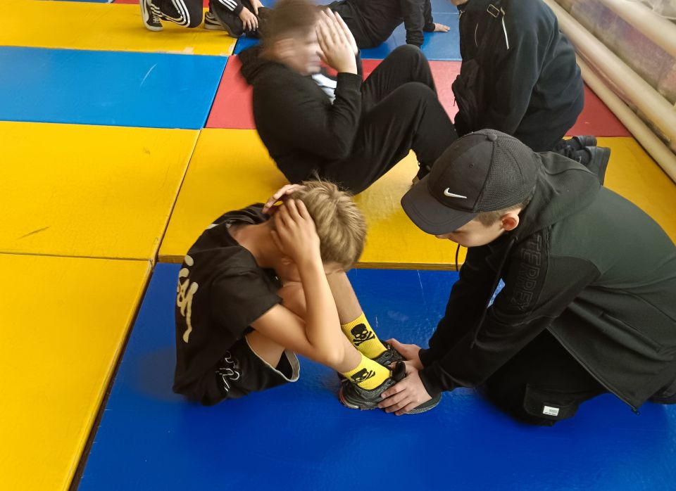 В ДК им. Ленина пгт. Новодарьевка прошло спортивное мероприятие «Быстрее, выше, сильнее!!!», в котором приняли участие ученики старших классов Новодарьевской школы им. В.Д. Луганского