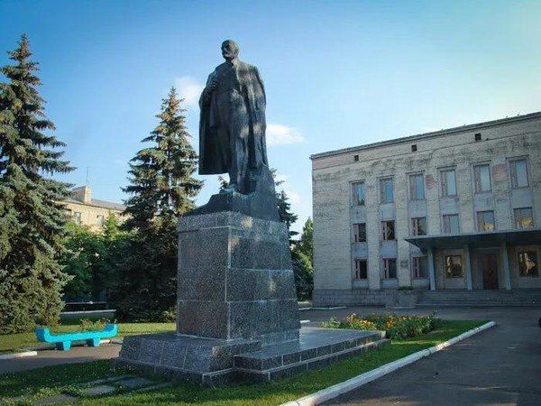 «Память поколений». ПАМЯТНИК ВЛАДИМИРУ ИЛЬИЧУ ЛЕНИНУ Исторические сведения В ноябре 1967 года в Ровеньках состоялось открытие памятника Владимиру Ильичу Ленину, приуроченное к 50-й годовщине Октябрьской революции