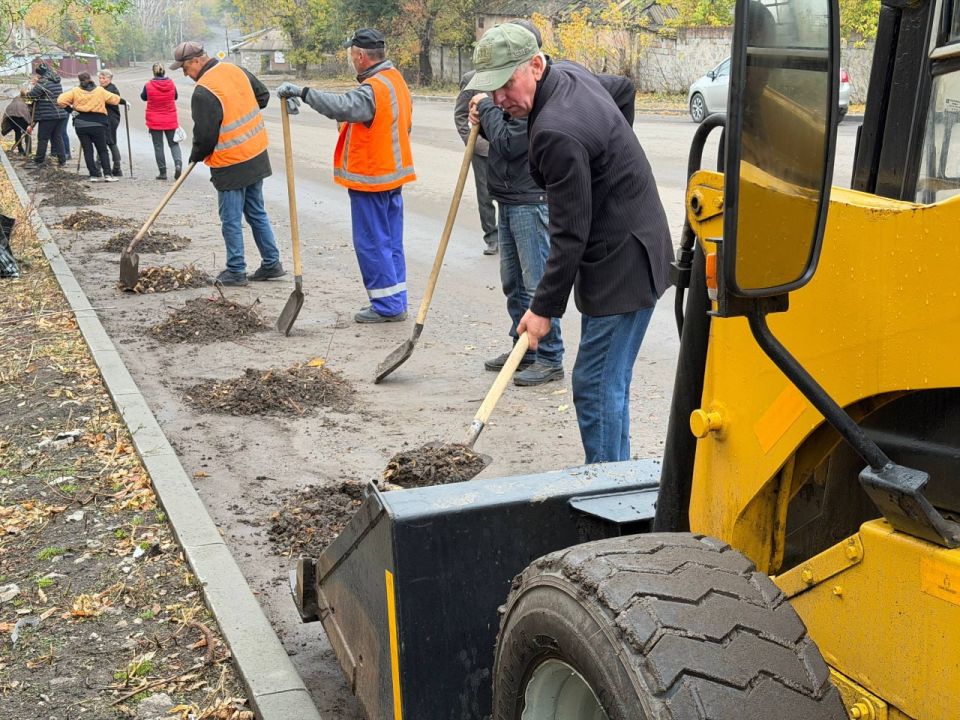 Сотрудники Муниципального унитарного предприятия «Комбинат коммунальных услуг города Первомайска» приступили к очистке бордюрного камня по улице Ленина