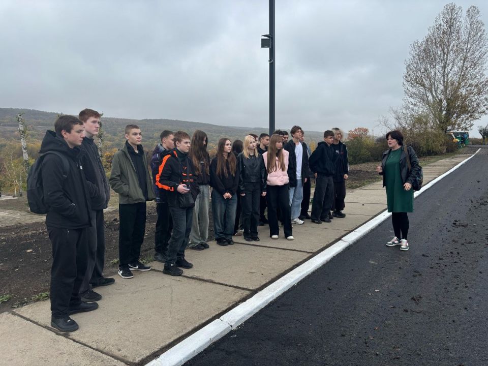 В рамках патриотического марафона, направленного на восстановление мемориального комплекса на реке Миус, ученики юридического класса Ровеньковской школы №3 совершили познавательную экскурсию