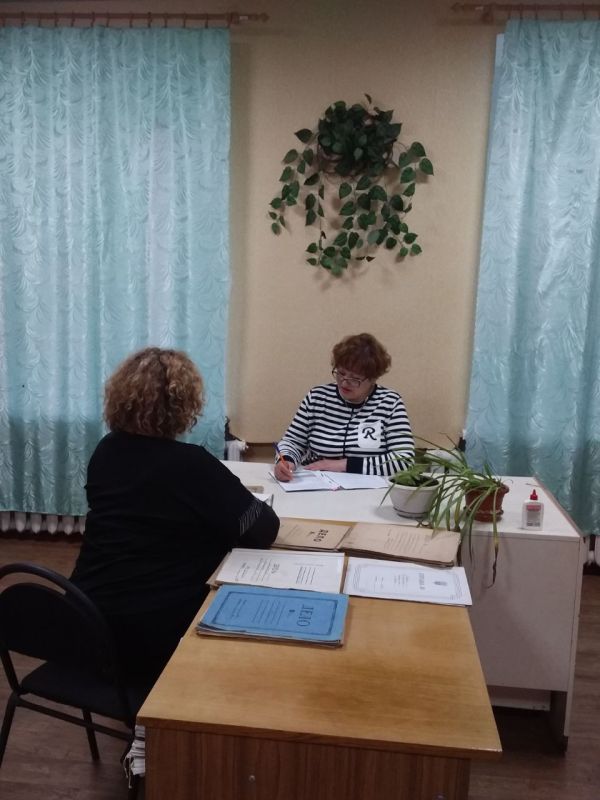 Представитель филиала № 6 Республиканского центра социальной защиты населения в г. Стаханове провел выездной прием в Алмазной!