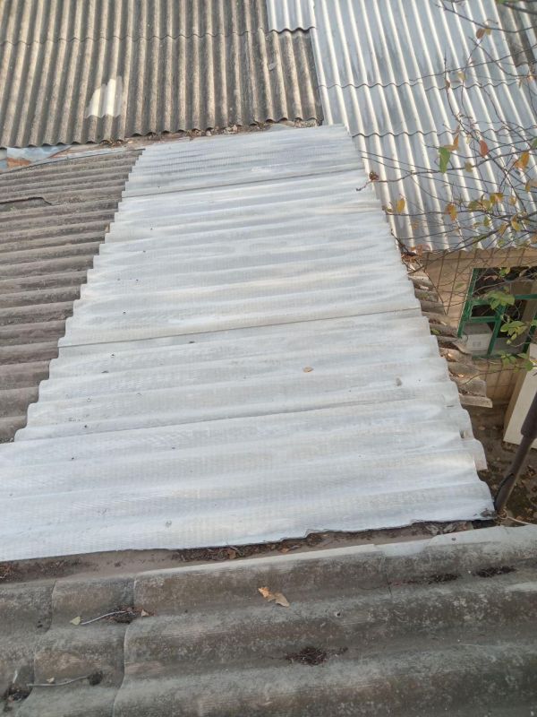 Рабочая группа Удмуртии провела частичный ремонт кровли одного из административных зданий г. Лутугино