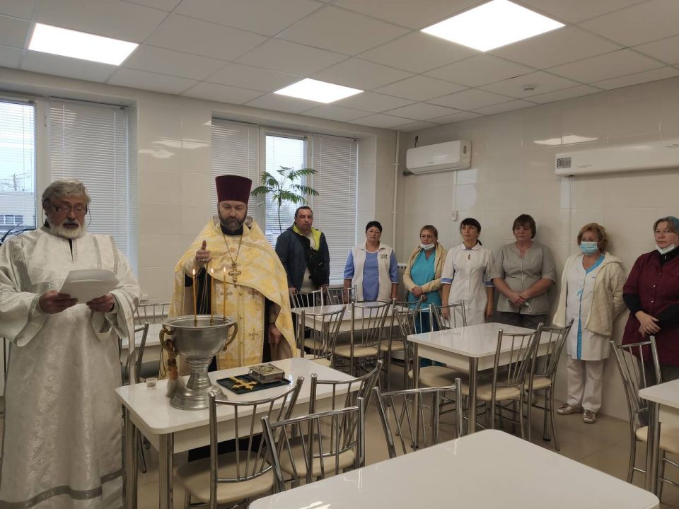 По приглашению главврача В.В.Бирюкова благочинный Северодонецкого округа протоиерей Сергий Токаренко освятил кардиологическое и терапевтическое отделение Северодонецкой многопрофильной больницы