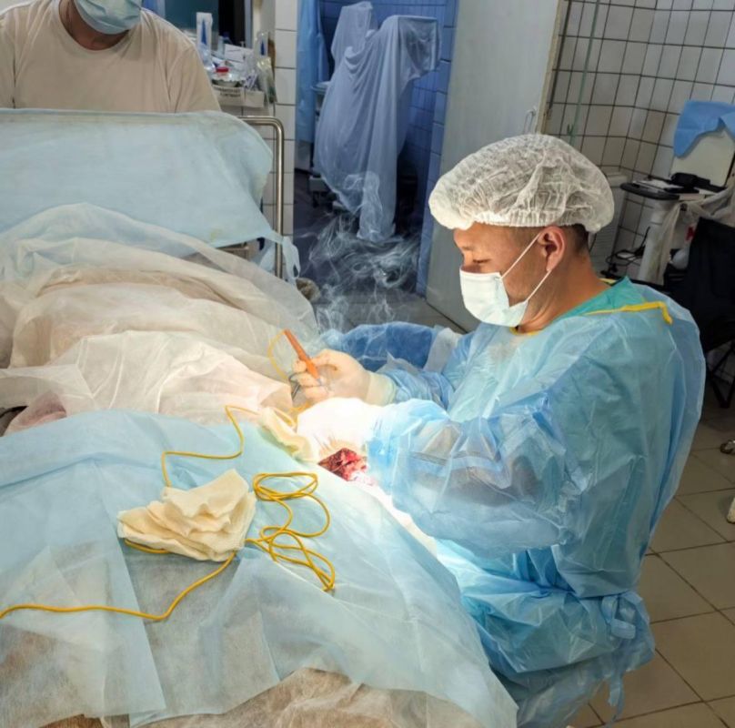 Депутат Республики Алтай, врач-хирург Алексей Лобанов в составе Федерального Центра Медицины Катастроф уже месяц работает в различных медучреждениях Луганской Народной Республики, где проводит операции и оказывает другую...