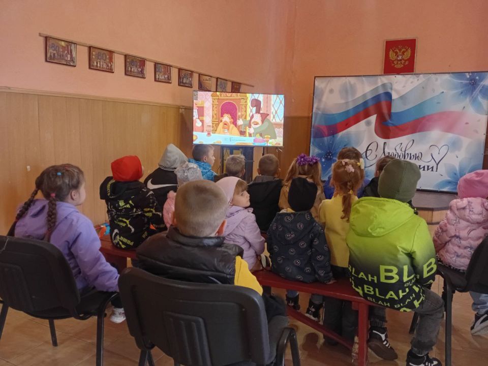 К Международному дню анимационного кино в Центре досуга «Дзержинец» состоялся кинопоказ мультипликационного фильма:- «Три богатыря и наследница престола», для членов любительского объединения Непоседы»