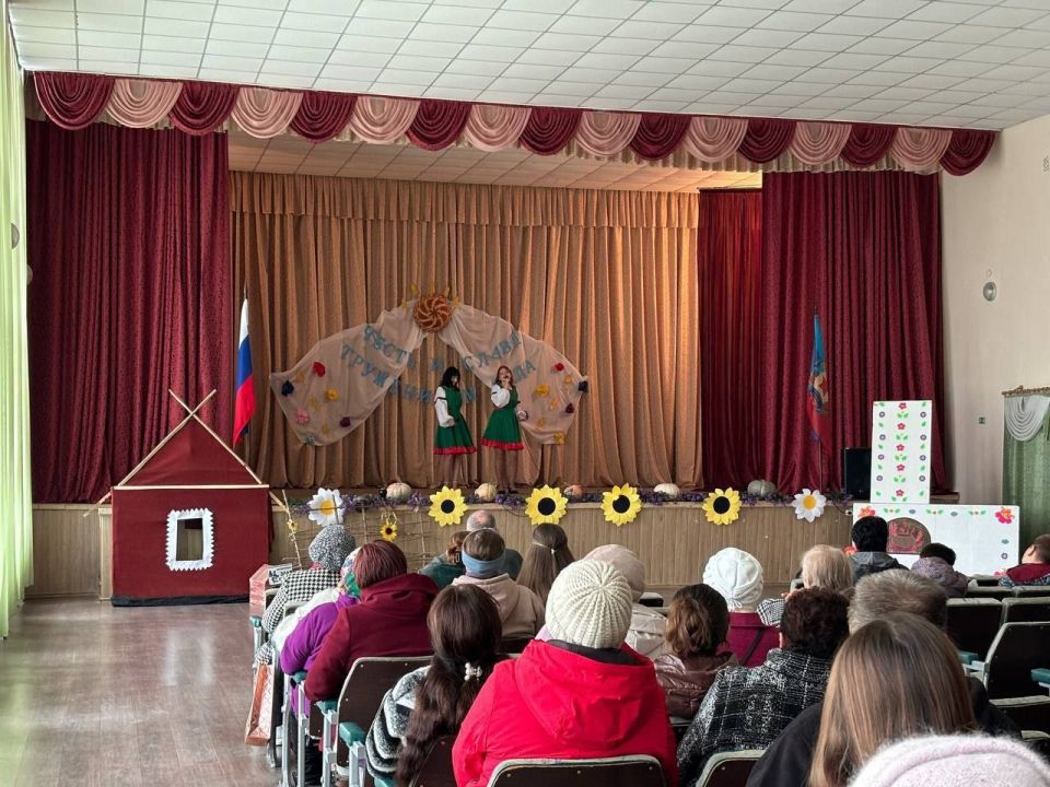 Андрей Рубанцов: В Благовском Доме культуры прошел концерт, посвящённый дню работника сельского хозяйства «Слава труженикам земли Русской» (совместно с Платоновским, Грибовахским и Ульяновским клубами)