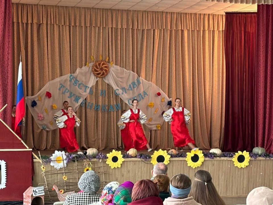 В Благовском Доме культуры прошел концерт, посвящённый дню работника сельского хозяйства «Слава труженикам земли Русской» (совместно с Платоновским, Грибовахским и Ульяновским СК)