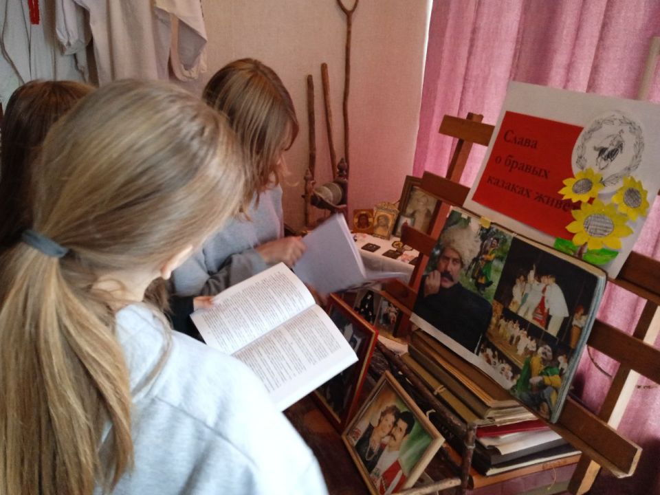 Ко Дню казачества, который отмечается 14 октября, сотрудники библиотеки-филиала № 11 провели краеведческий экскурс «В гостях у казаков» с учащимися Комиссаровской школы № 31. Мероприятие прошло в краеведческом музее школы
