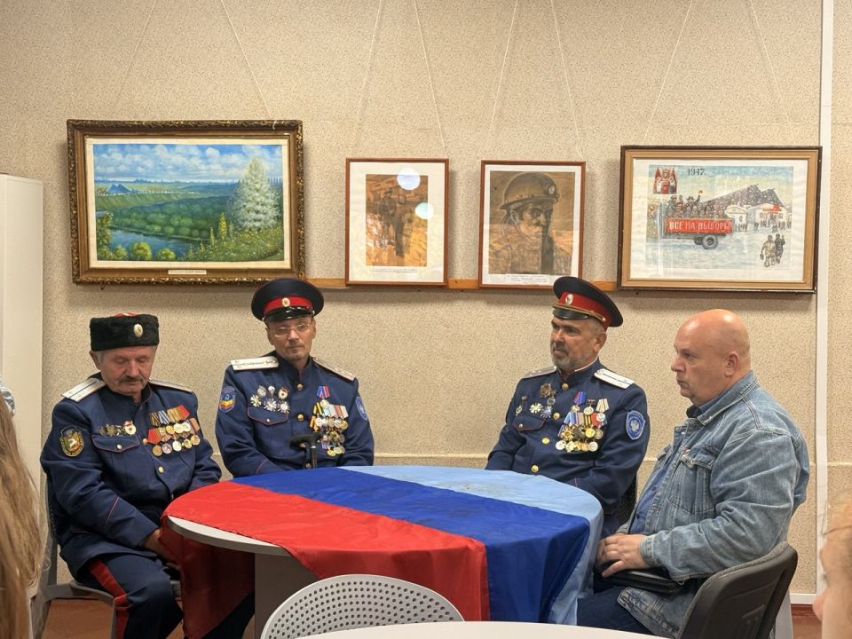 Ко дню отца в Кировском историко – художественном музее прошёл патриотический час «Святое дело – Родине служить