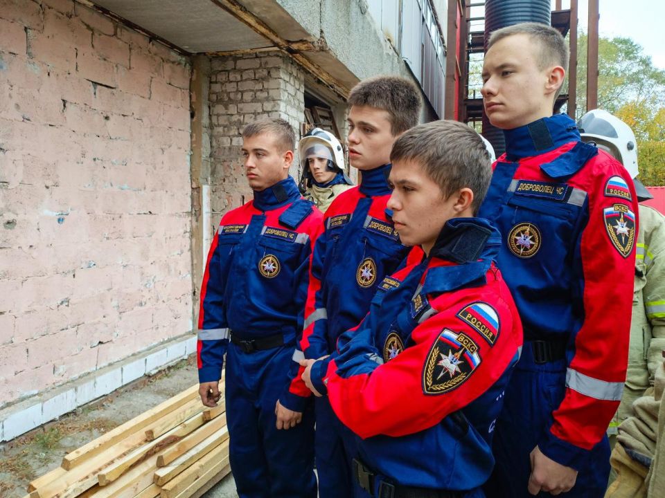 Студенческий спасательный отряд «Ворошиловец-2», созданный на базе Старобельского факультета Луганского государственного педагогического университета, участвует в программе «Первоначальная подготовка добровольца в ЧС»