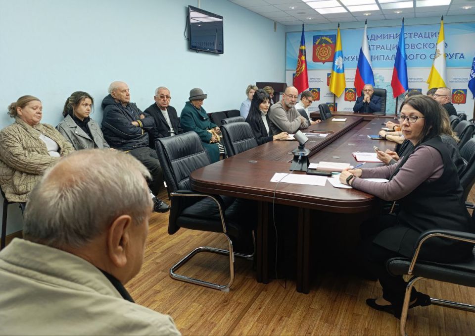 Глава Антрацитовского муниципального округа Сергей Саенко, совместно со своим заместителем Ниязом Нурутдиновым, представителями структурных подразделений Администрации, муниципальных унитарных предприятий и руководителями...