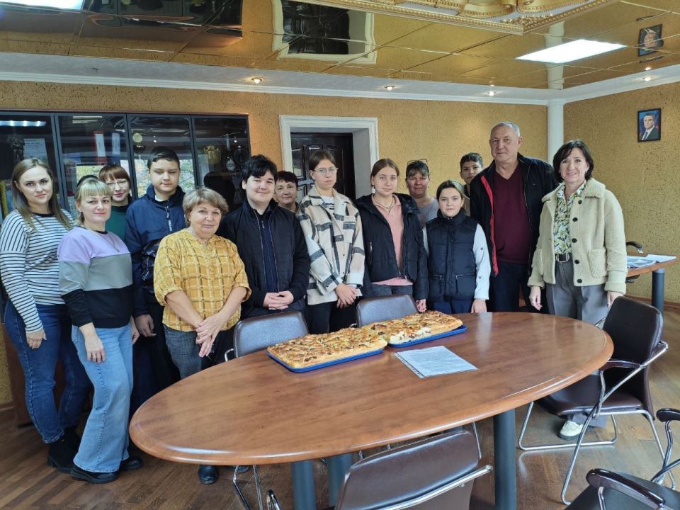 Ученики агрокласса поздравили работников ООО «Авис» с профессиональным праздником