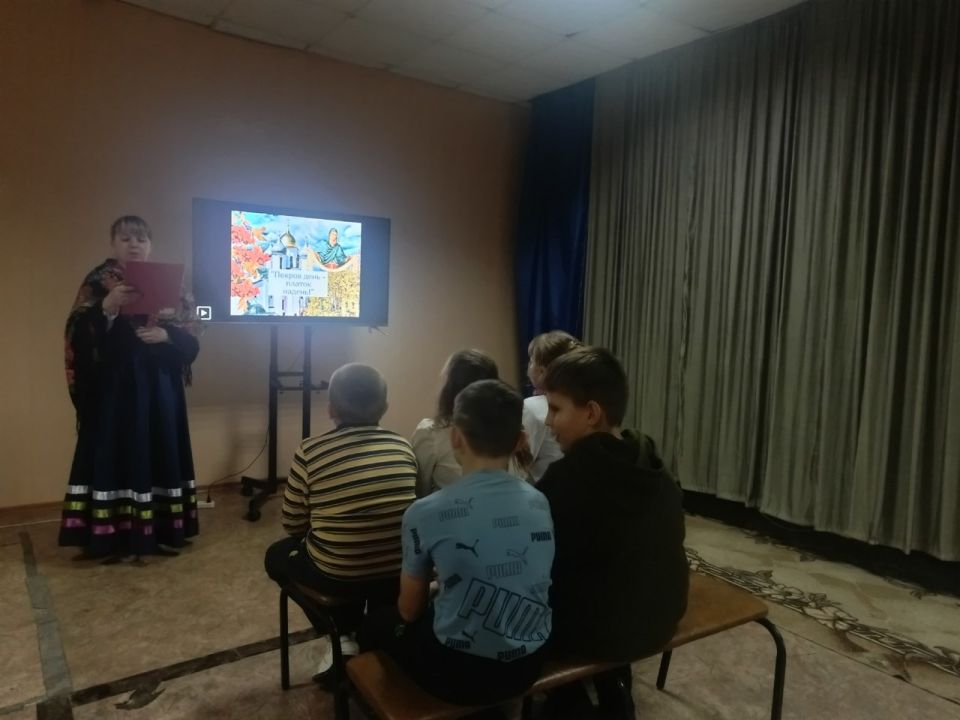 В Веселотарасовском сельском клубе состоялся час народоведения «Покров день – платок надень»