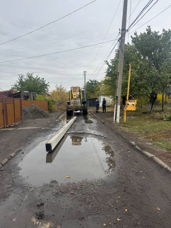 Сегодня в пгт Кленовый специализированной бригадой была проведена замена опор линий электропередач по ул. Парковая