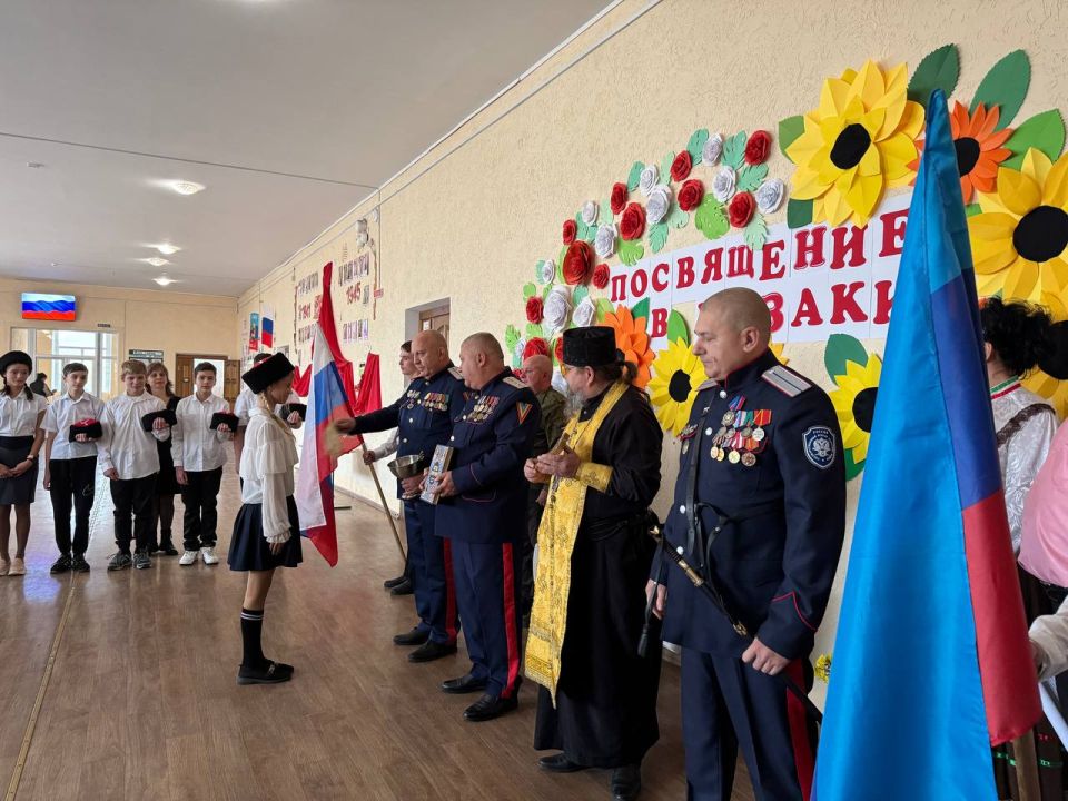 Вячеслав Третьяков: 13.10.2025г. в ГБОУ ЛНР "Кременская СШ №1" Кременского МО состоялось важное событие, атаман казачьего общества "Станица Кременная", ветеран СВО Андрей Скрипник вместе с первым товарищем, заместителем...