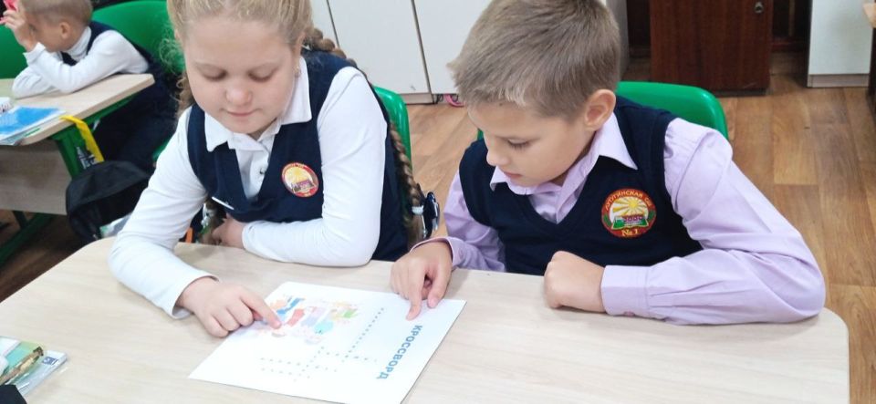 В учебных учреждениях Лутугинского муниципального округа прошли внеурочные занятия «Разговоры о важном» на тему "Как понять друг друга разным поколениям"