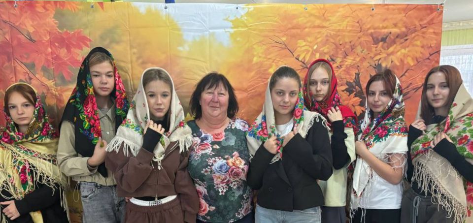 Сотрудники Дома культуры им. Ленина пгт Новодарьевка провели фотосессию «Красавица в платке», в которой приняли участие 10 девушек