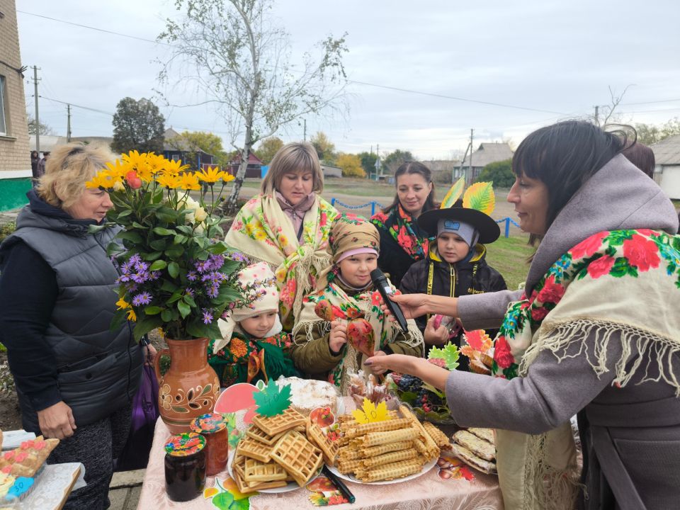В пгт. Нагольно - Тарасовка прошла ярмарка "Традиции рядом с тобой", посвященная празднованию Дня посёлка