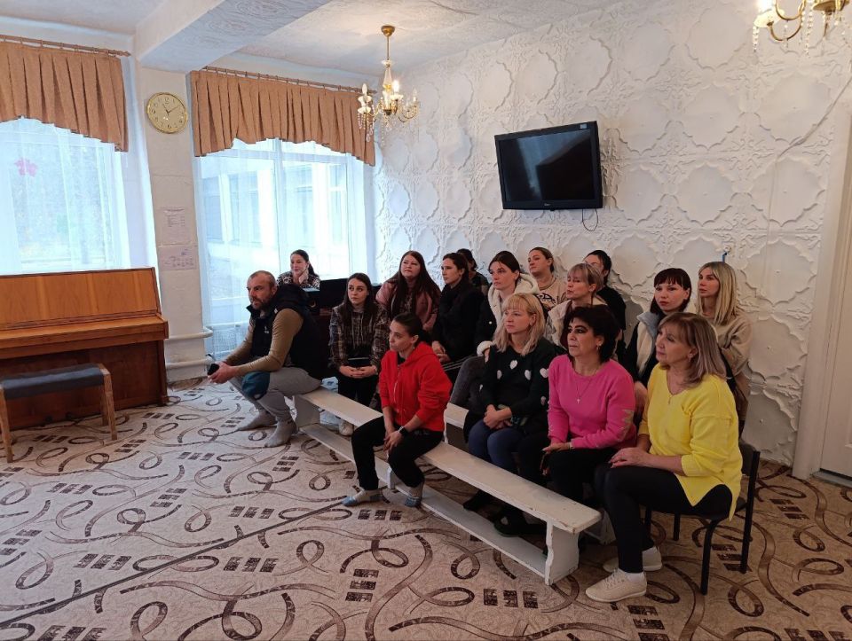 Иван Санаев: Сегодня совместно с представителем управления образования по муниципальным образованиям Краснодонского м.о. и Лутугинского м.о. провел встречу с родителями детей, посещающих Суходольский детский сад "Звоночек"