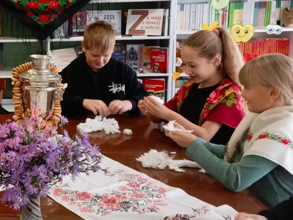 В преддверии праздника Покров Пресвятой Богородицы в Доме культуры посёлка городского типа Дубовский состоялась фольклорно - игровая программа «Посиделки на Покров»
