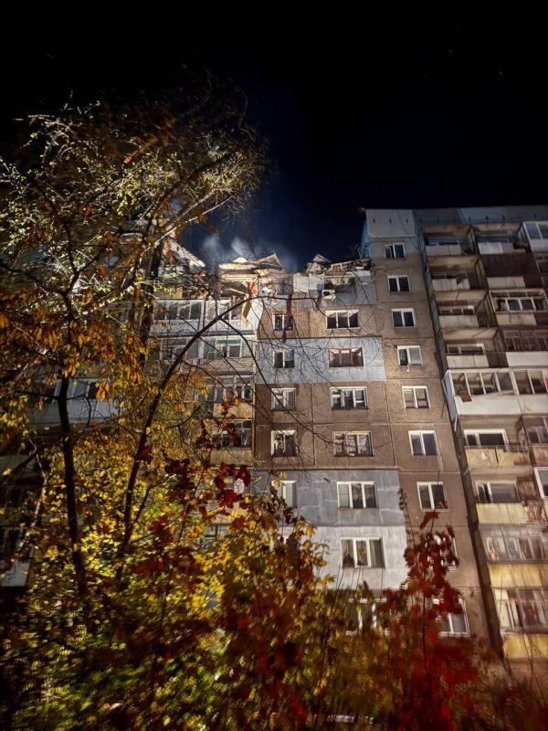 На месте пожара в ЛНР работают следователи и криминалисты республиканского СК. Об этом сообщили в местном Следкоме