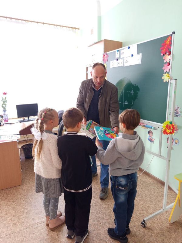 «Эстафета добрых дел». Секретарь первичного отделения №10 с. Макеевки Кременского МО Геннадий Баранник передал развивающие книги-тетради и настольные игры в сельские школы Кудряшовки, Епифановки и Варваровки для...