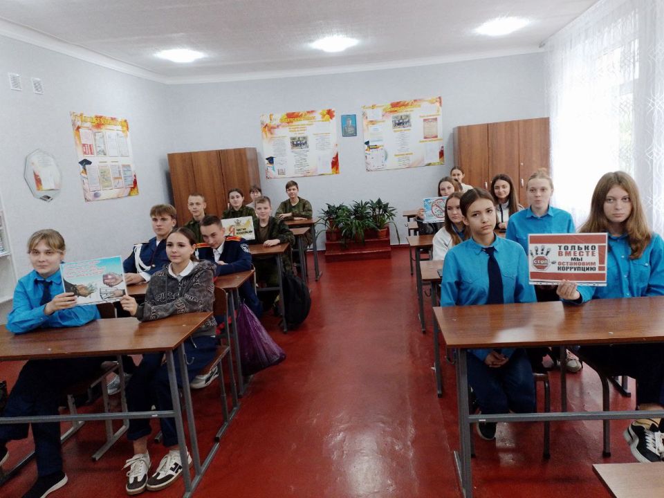 Учащиеся 9 и 10 классов Ясеновской школы №2 приняли участие в часе правовой информации «В паутине коррупции», которое провел сотрудник библиотеки пгт Ясеновский