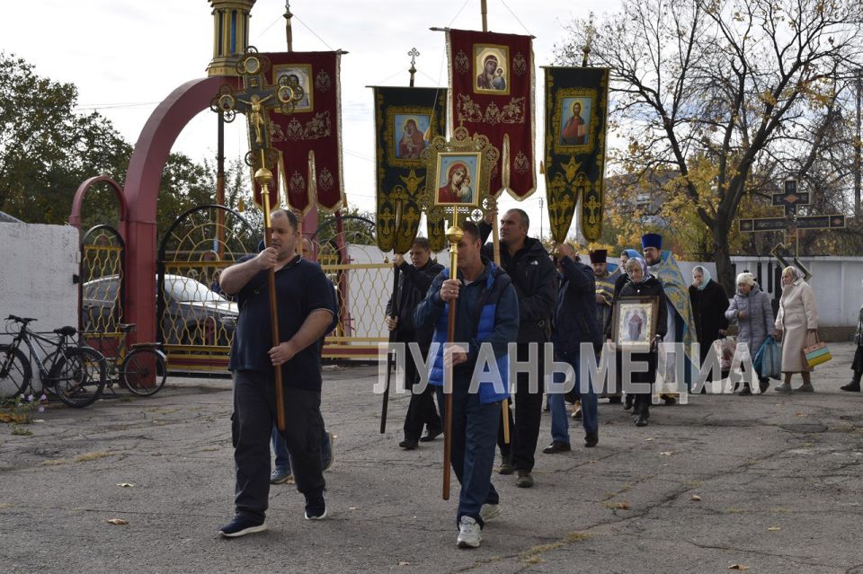 Праздничным Богослужением и крестным ходом отметили 14 октября прихожане Свято-Николаевского храма города Брянки Покров Пресвятой Богородицы