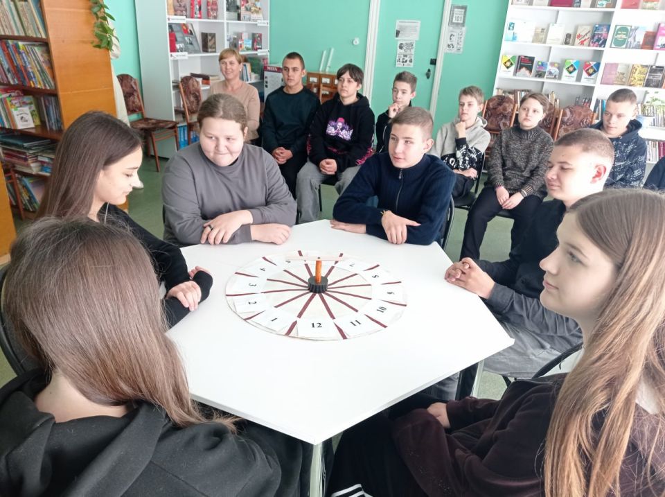 В Детской библиотеке-филиале №1 прошло занятие в клубе «Что? Где? Когда?»