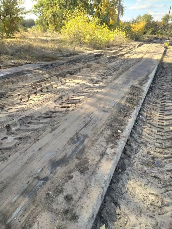 В городе Рубежное сотрудники МУП «ДЭП города Рубежное» продолжают проводить работы по очистке дорожного покрытия