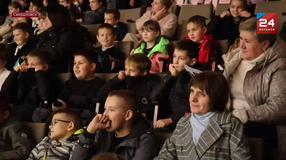 На сцене Свердловского дворца культуры – постановка от артистов Красноярского театра кукол