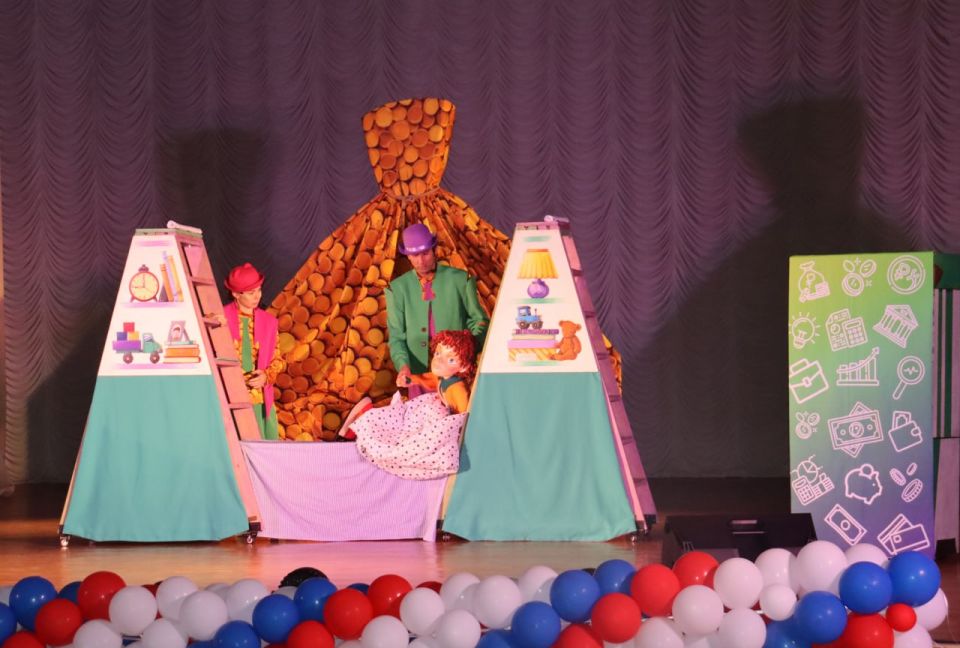 В городском Дворце культуры имени Ленина состоялся показ спектакля для детей «Финансовая сказка» Ставропольского краевого театра кукол