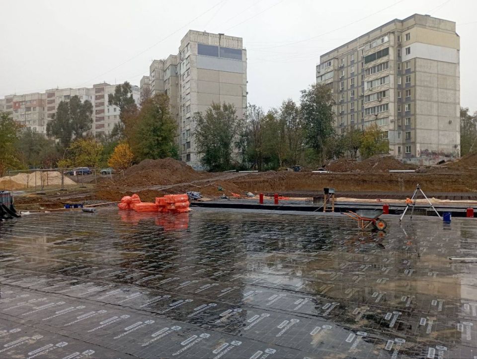 В луганском квартале Ольховский началось строительство 25-метрового модульного бассейна