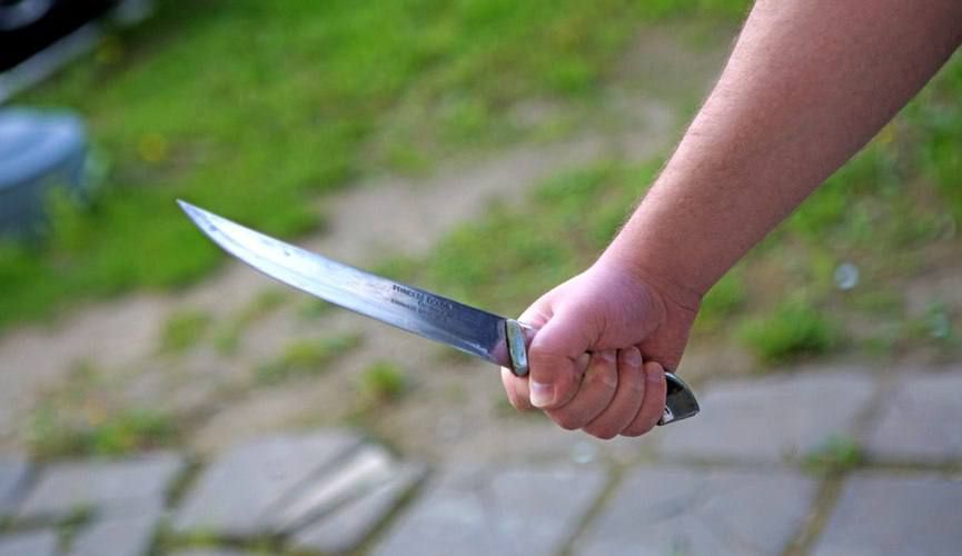 В Антраците мужчина с ножом ограбил знакомого по дороге на работу