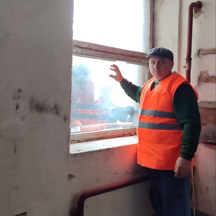 Специалистами Брянковского филиала НКО «Единый региональный фонд по управлению многоквартирными домами на территории ЛНР» завершены работы по остеклению подъездов по следующим адресам: