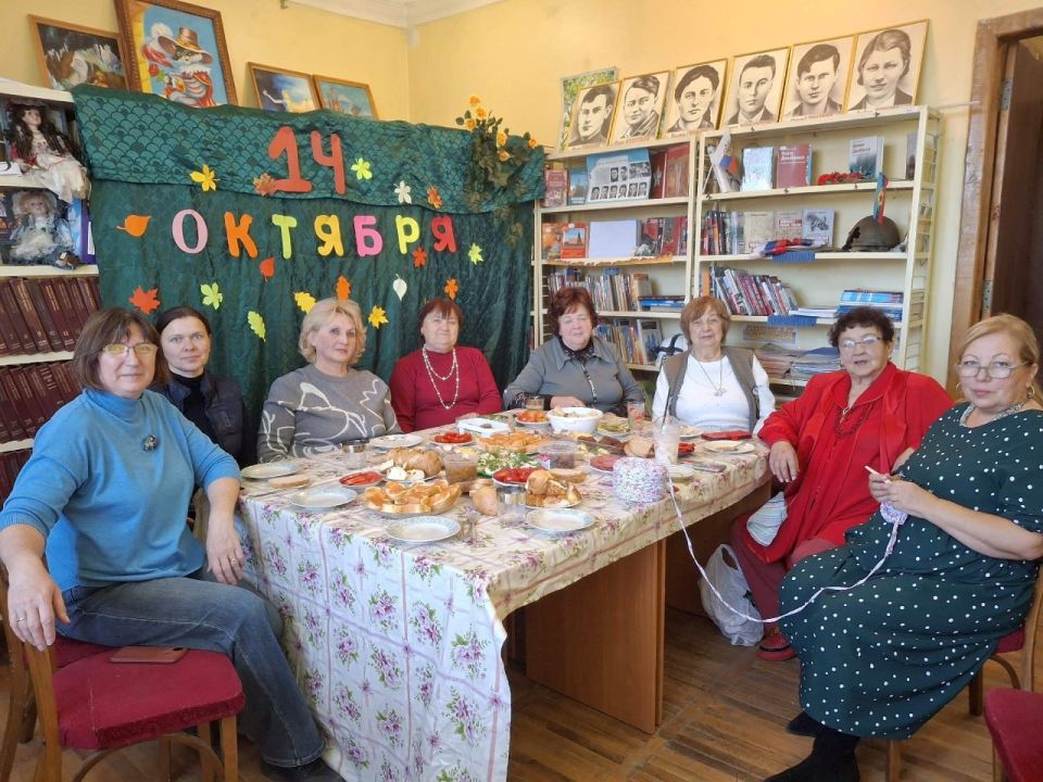 14 октября в Молодогвардейской городской библиотеке, по инициативе совета женщин Краснодонского муниципального округа Луганского регионального отделения «Союза женщин России» в рамках библиотечного проекта «На казачьем...