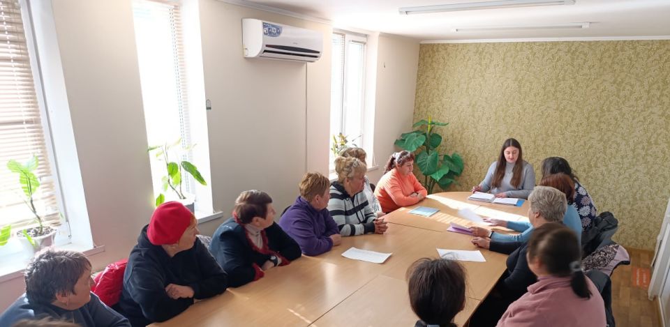 На очередной планерке с социальными работниками в ГБУ ЛНР «Кременской КЦСОН» специалисты центра провели исторический час ко Дню казачества
