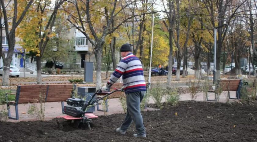 Специалисты практически завершили благоустройство «Каштановой аллеи» в Ровеньках