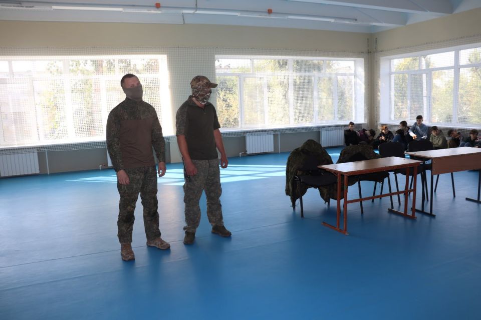 В Северодонецке ко Дню отца единороссы организовали "Урок мужества" с действующими участниками СВО