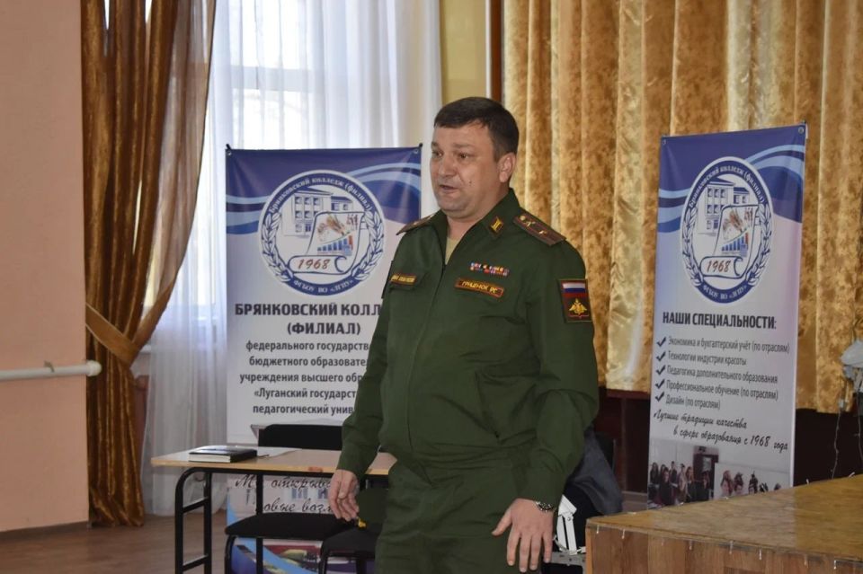 В рамках молодежно-патриотической акции «День призывника» в Брянковском колледже (филиал) ФГБОУ ВО «ЛГПУ» состоялась встреча с начальником отделения подготовки и призыва граждан на военную службу военного комиссариата ...