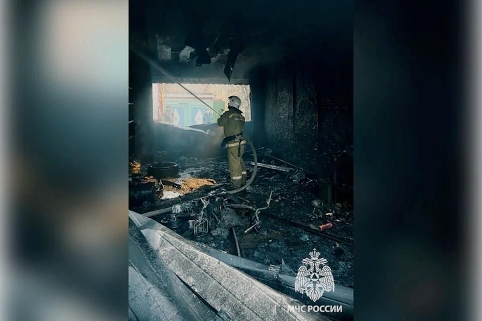 В Алчевске сгорел гараж Спасатели отстояли дом от огня